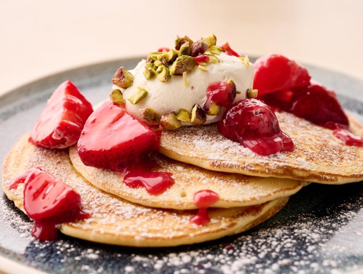 Address Beach Resort Fujairah Al Aqah Dış mekan fotoğraf Pancakes with fruit